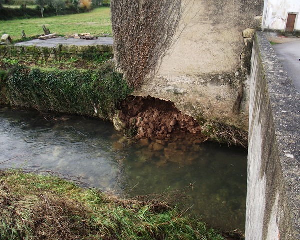 coimbra, stone house,damp wall, cold house,mold,,Are you cold and miserable,Portugal. castelo construction,